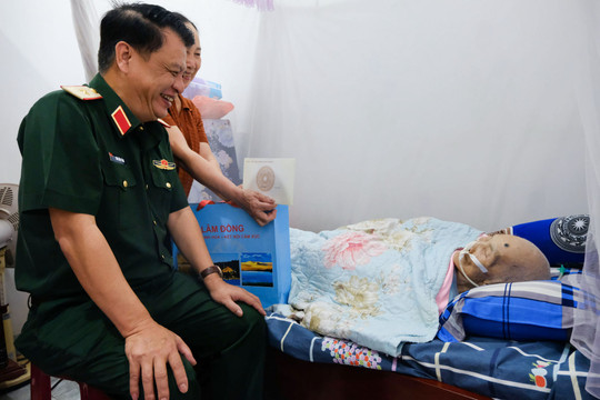 Thiếu tướng Đinh Hồng Tiếng thăm, tặng quà gia đình chính sách, người có công
