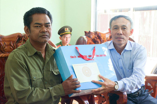 Trưởng Ban Nội chính Tỉnh ủy Lâm Đồng Nguyễn Văn Tám tri ân người có công tại khu vực Đam Rông