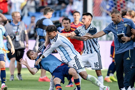 Piers Morgan chỉ trích Argentina là 'nỗi nhục', Italia đàm phán mời Pep Guardiola