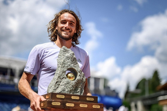 Stefanos Tsitsipas vô địch Gstaad 2026: Chấm dứt 16 tháng "khát" danh hiệu