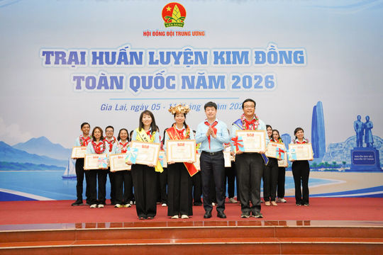 Hơn 12 năm gắn bó màu khăn quàng đỏ