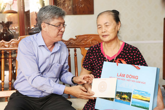 Phó Chủ tịch UBND tỉnh Lâm Đồng Nguyễn Minh thăm người có công tiêu biểu xã Đắk Song