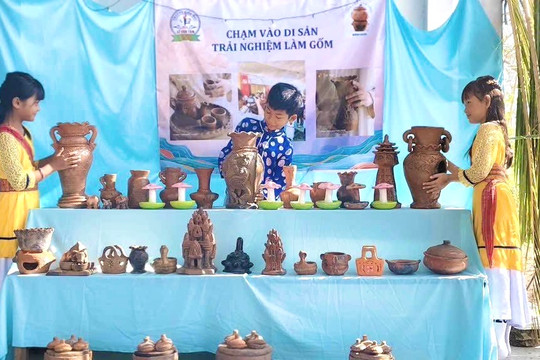 Bồi đắp tình yêu văn hóa quê hương