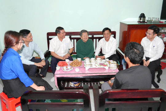 Lãnh đạo TAND tỉnh Lâm Đồng thăm Mẹ Việt Nam Anh hùng Võ Thị Thanh