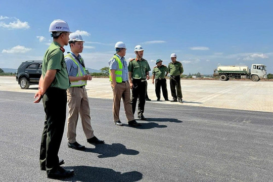Kiểm tra an toàn trước bay hiệu chuẩn tại sân bay Liên Khương