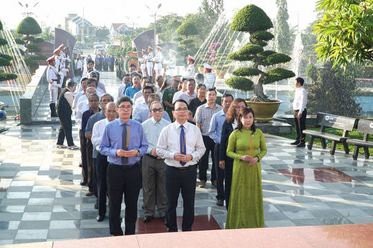 Lãnh đạo tỉnh Lâm Đồng dâng hương viếng các Anh hùng liệt sĩ và Chủ tịch Hồ Chí Minh