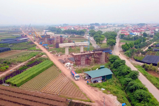 Cầu Ngọc Hồi hơn 11.800 tỷ đồng nối Hà Nội - Hưng Yên bắt đầu gác dầm