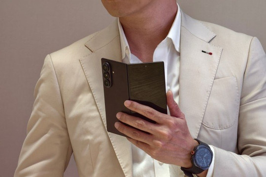 Giải mã Galaxy Z Fold8 Ultra: Công nghệ Flex Titanium và bước ngoặt Agentic AI