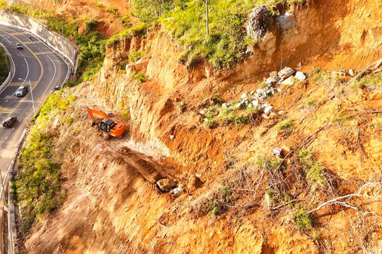 Ứng phó nguy cơ sạt lở mùa mưa bão