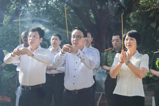 Ban Thường vụ Tỉnh ủy Lâm Đồng thăm, tặng quà Đảng bộ, chính quyền Đặc khu Côn Đảo