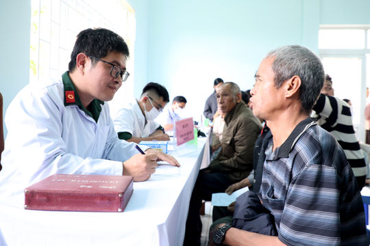 Bộ CHQS tỉnh Lâm Đồng chăm lo sức khỏe, đời sống người dân vùng biên