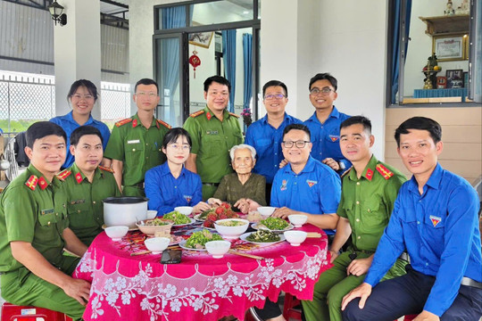 Bữa cơm tri ân Mẹ Việt Nam Anh hùng