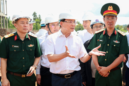 Chủ tịch UBND tỉnh Lâm Đồng Hồ Văn Mười kiểm tra tiến độ các dự án trường học biên giới