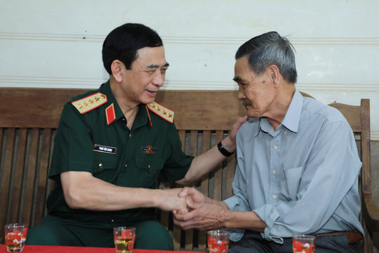 Đại tướng Phan Văn Giang thăm, tặng quà người có công, gia đình chính sách xã Nhân Cơ