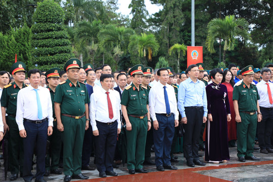 Deputy Prime Minister Phan Van Giang Pays Tribute at Dak Nong Martyrs’ Cemetery