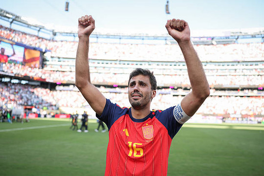 PSG bất ngờ can thiệp thương vụ Rodri, sẵn sàng đấu Real Madrid để chiêu mộ ngôi sao Man City