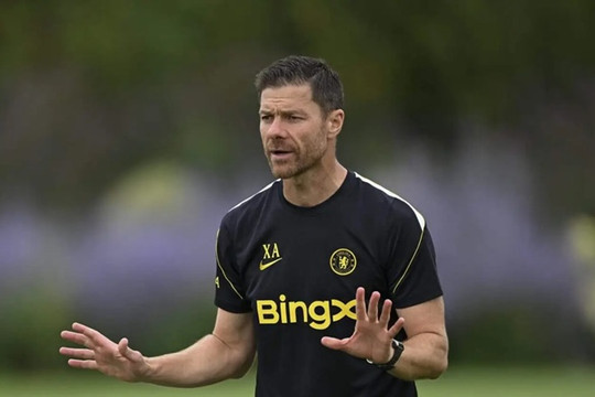 Xabi Alonso gạch tên 3 ngôi sao, trao cơ hội cho thần đồng Estevao trong danh sách du đấu của Chelsea