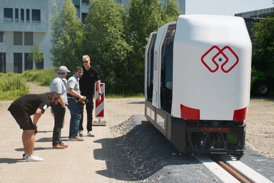 Tàu một ray tự cân bằng Monocab thử nghiệm đường ray đơn mới làm xe đưa đón nội khu