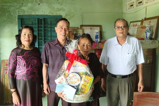 Báo và Phát thanh, Truyền hình Lâm Đồng thăm, tặng quà gia đình chính sách tại xã Hàm Liêm