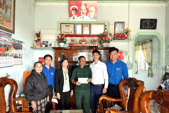 Thăm hỏi, tặng quà các gia đình chính sách nhân Kỷ niệm 79 năm Ngày Thương binh - Liệt sĩ