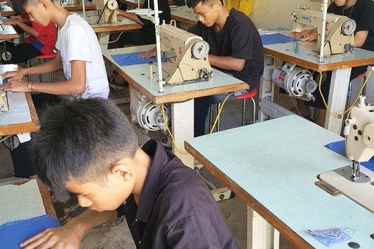 Có được hưởng đồng thời hai chính sách miễn học phí?