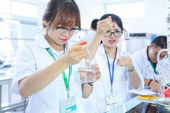 Đang hưởng lương, không được giảm học phí khi đi học