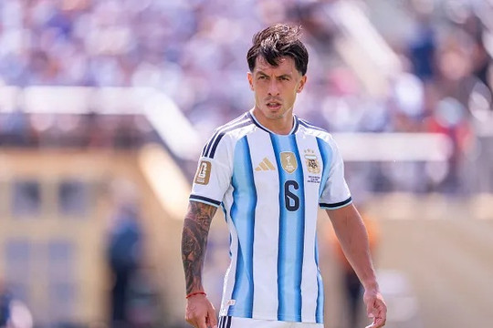 Lisandro Martinez giải thích hành động quay lưng khi Tây Ban Nha nâng cúp World Cup 2026