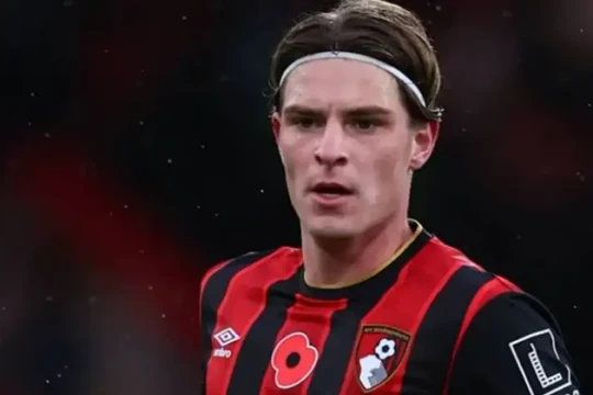 MU sẵn sàng vượt Chelsea trong cuộc đua chiêu mộ tiền vệ Alex Scott với giá 64 triệu bảng