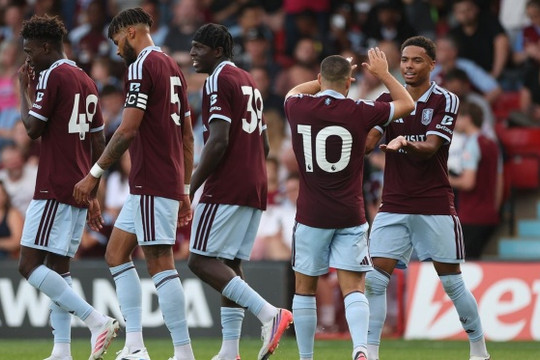 Aston Villa thua Real Sociedad 2-4, hàng thủ lộ khoảng trống ở cuối trận giao hữu hè