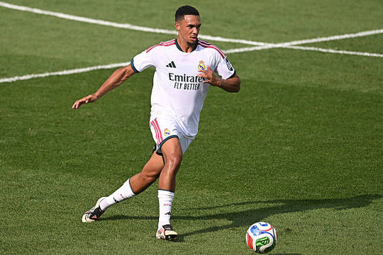 William Gallas cảnh báo Trent Alexander-Arnold trước yêu cầu phòng ngự của Mourinho tại Real Madrid