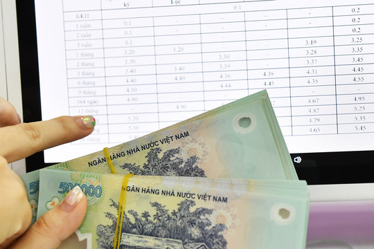 Gửi tiết kiệm cố định hay linh hoạt để hạn chế mất lãi khi rút tiền trước hạn