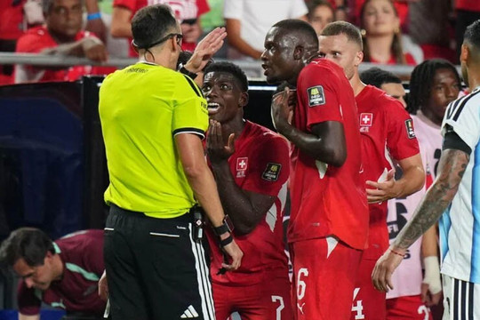 Tranh cãi VAR trận Thụy Sĩ - Argentina: FIFA công khai bảo vệ thẻ đỏ của Embolo