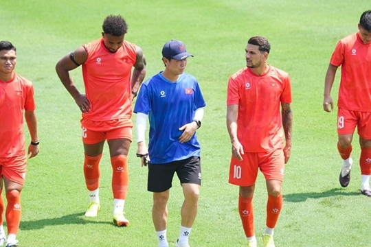 Việt Nam thắng 7-0 nhưng phải chắt chiu bàn thắng trong cuộc đua với Indonesia ở bảng A