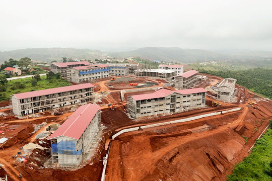 30 cán bộ, chiến sĩ Bộ đội Biên phòng Lâm Đồng hỗ trợ xây dựng trường nội trú biên giới Quảng Trực