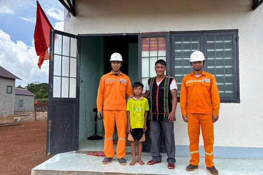 Người thợ điện Cao Lan giữ sáng vùng biên