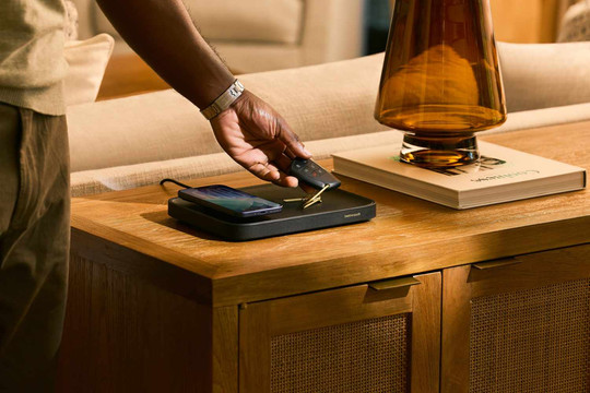 Twelve South ra mắt khay sạc không dây Valet Qi2 bọc da Nappa cao cấp với hai kích thước
