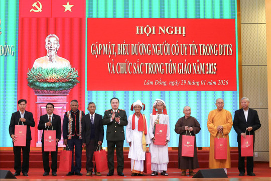 Người có uy tín Lâm Đồng góp sức giữ bình yên buôn làng