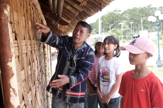 Người giữ lửa văn hóa nơi buôn làng