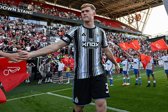 Man Utd nhắm Lewis Hall giữa cơn khủng hoảng thượng tầng tại Newcastle