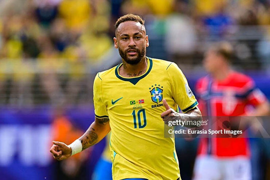Neymar bị chỉ trích là tiền đạo tệ nhất lịch sử tuyển Brazil dù sở hữu kỷ lục ghi bàn