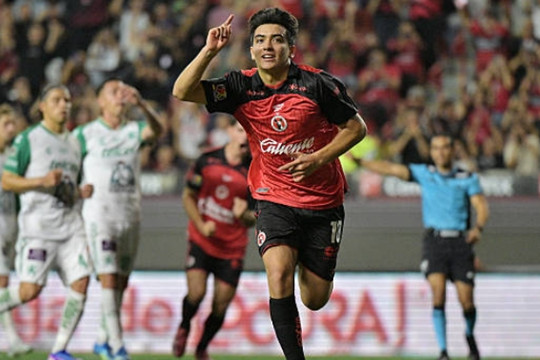 Manchester United chi 20 triệu bảng chốt thần đồng Gilberto Mora quy hoạch thay Bruno Fernandes