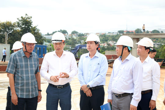 Chủ tịch HĐND tỉnh Lâm Đồng Lưu Văn Trung kiểm tra các trường nội trú biên giới