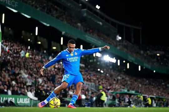 Mourinho biến Alexander-Arnold thành tiền vệ để giải bài toán Dumfries tại Real Madrid