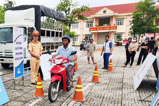 Đưa kỹ năng lái xe an toàn đến người dân