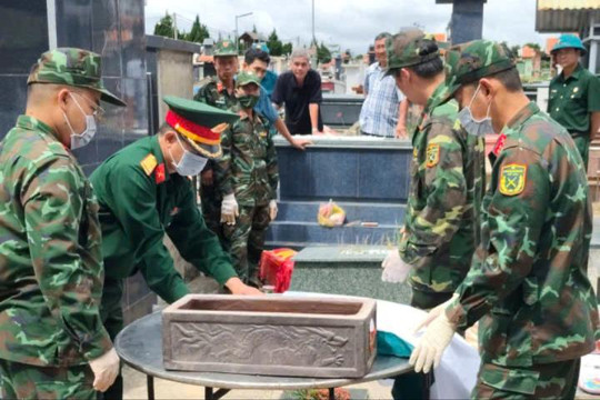 Lấy mẫu danh tính hài cốt liệt sĩ tại xã Hiệp Thạnh