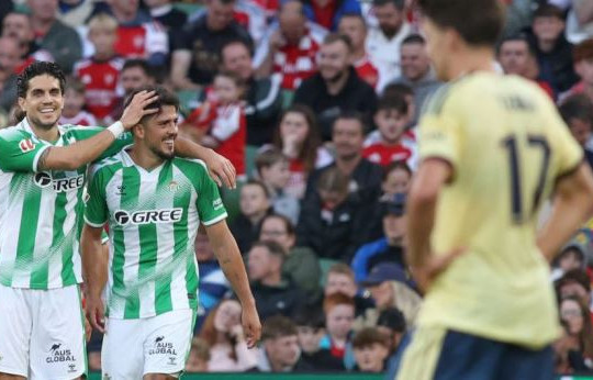 Hàng thủ thảm họa, Arsenal gục ngã 1-3 trước Real Betis tại Dublin