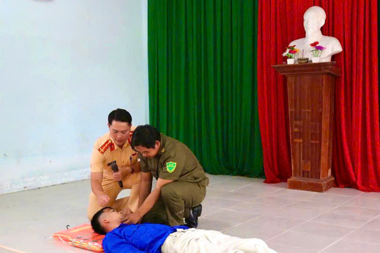 Hơn 300 người dân La Dạ, Đồng Kho được tuyên truyền an toàn đường thủy