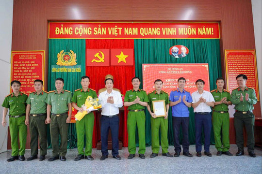 Khen thưởng đột xuất Công an phường Nam Gia Nghĩa