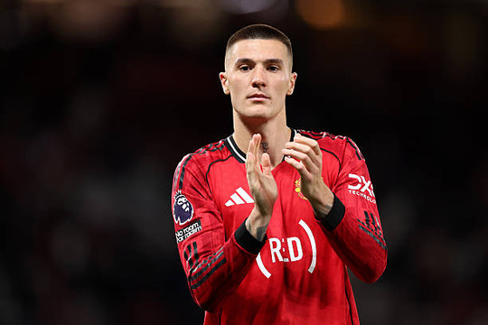 Manchester United đón tin vui khi Benjamin Sesko tăng tốc phục hồi chấn thương trước mùa giải mới