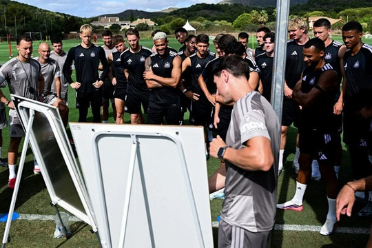Newcastle đối mặt sóng gió Premier League sau khi bán Bruno Guimaraes và chịu án phạt từ UEFA